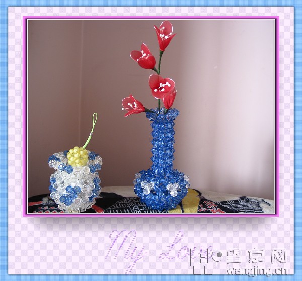 四、披肩 制作工具:金色丝线、钩针、按照花样钩制。 多变披肩是一种特质毛线,可以当围巾可以做披肩用,宝石蓝色我非常喜欢,披在身上很高雅。自己编织的 独一无二不会跟别人穿帮。 钩包包,是用塑料圈加丝线编织,可别以为好钩哟,在编制过程中需要好好计算的,钩不好包包就会变形。